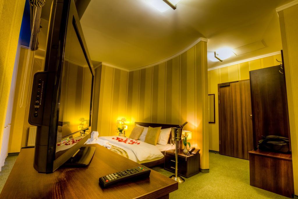 Aviator Hotel Restauracja & Spa Pabianice Exterior foto